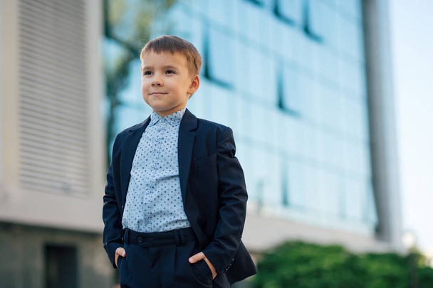 Junge im klassischen dunkelblauen Businesskostüm  - Foto, Bild