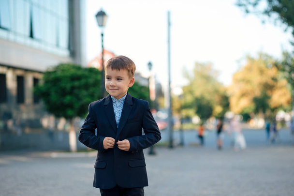 Хлопчик в класичному сучасному діловому костюмі
 - Фото, зображення