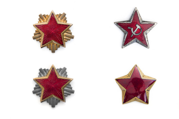 Старі червоні зірки з комуністичних військових шапок ізольовані на білому тлі
 - Фото, зображення