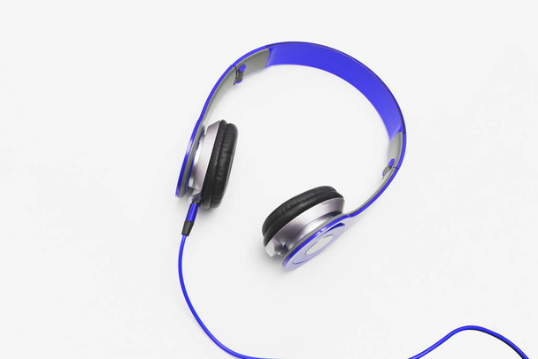 Фіолетові навушники на білому тлі, ізольовані горизонтальні
 - Фото, зображення
