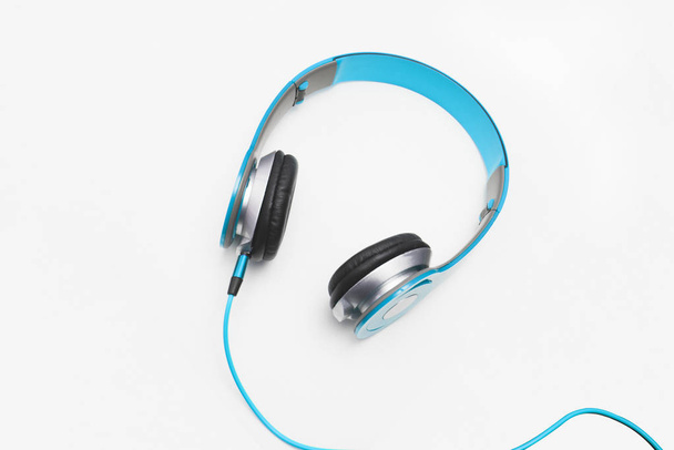 Φως μπλε ακουστικών σε άσπρο φόντο, απομονωμένες οριζόντια - Φωτογραφία, εικόνα