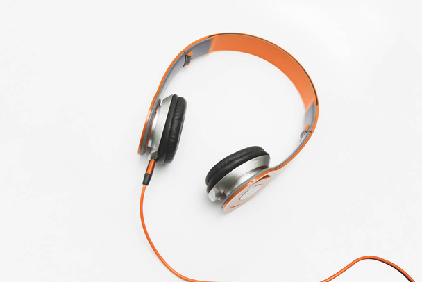 Fone de ouvido laranja no fundo branco, horizontal isolado
 - Foto, Imagem