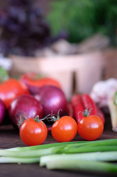 Vegetable.Fresh овощи: помидоры, перец, лук и зеленые приправы на старом деревенском дубовом столе
. - Фото, изображение