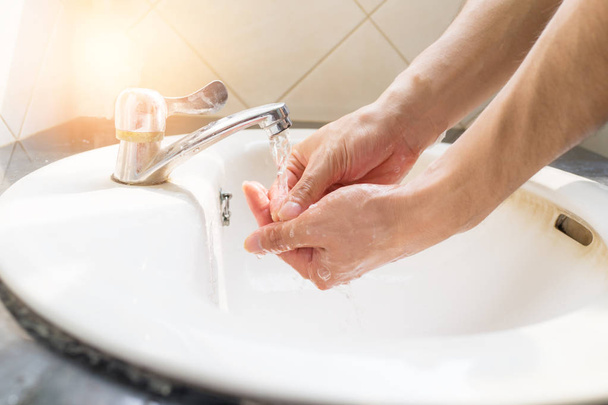 Pulizia mani e concetto di igiene. Lavarsi le mani
 - Foto, immagini