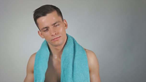 Sexy mokre facet otarł niebieski ręcznik. Prysznic. - Materiał filmowy, wideo