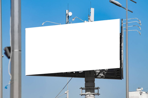 Prázdné horizontální billboard proti modré obloze. Pozadí pro obtahování. - Fotografie, Obrázek