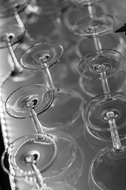 muchas gafas de vino limpias en el bar, equipo profesional
  - Foto, imagen