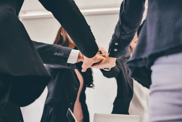 Close up hands of business team in meeting room,teamwork concept. - Foto, afbeelding