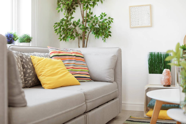 Interior de la moderna sala de estar con almohadas en sofá
 - Foto, imagen