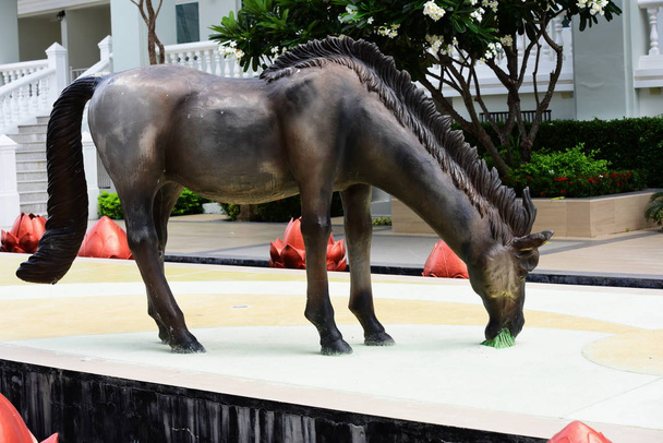 statue de cheval à l'extérieur le jour
 - Photo, image