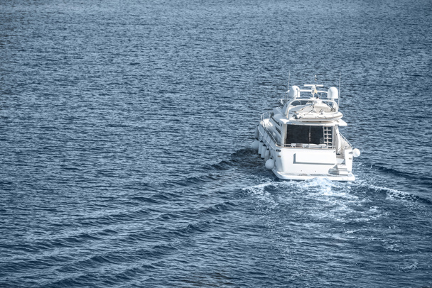 bateau blanc naviguant sur la rivière bleue
 - Photo, image