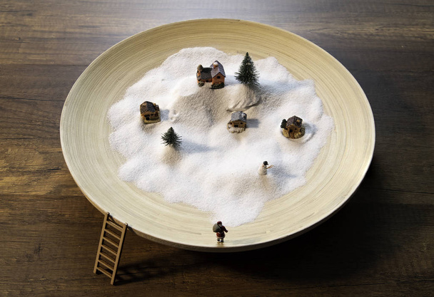 Neve branca em tigela de madeira com casa, Pinheiro, Papai Noel e Homem de Neve
 - Foto, Imagem
