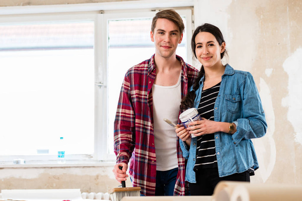 Ritratto di una giovane coppia felice che tiene strumenti per il rimodellamento domestico
 - Foto, immagini