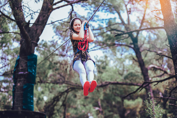 Schülerin genießt Aktivität im Klettererlebnispark - Foto, Bild