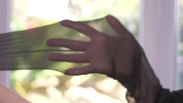Nahaufnahme. Frauenhände testen die Integrität von Kapronstrümpfen. zerrissene Strumpfhose, 4k, Zeitlupe - Filmmaterial, Video