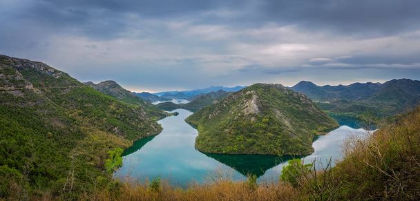 La colline appelée la pyramide verte et le virage de la rivière Rijeka Crnojevica, parc national du lac Skadar, Monténégro
 - Photo, image