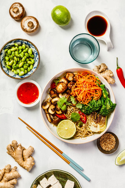 Asian Tofu Soba Noodle Bowl - Valokuva, kuva