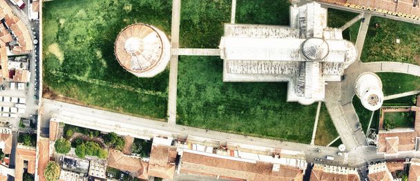 Platz der Wunder in Pisa mit umgebender Stadtsilhouette. Luftaufnahme nach unten an einem Sommermorgen. - Foto, Bild