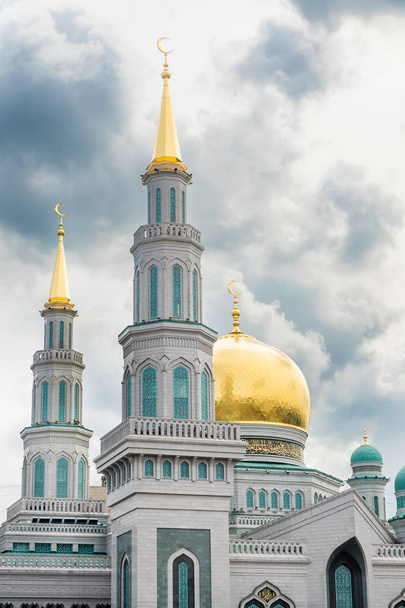 Main dome of Moscow Cathedral Mosque, modern muslim architectural landmark of East architecture, great Islamic church in Moscow, Russia. - Фото, зображення