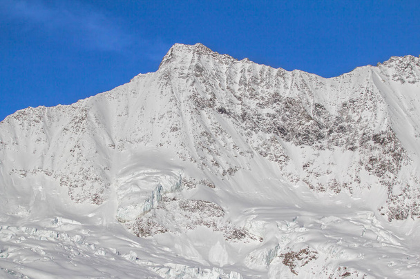 Montagnes enneigées de Saas-Fee en Suisse
 - Photo, image