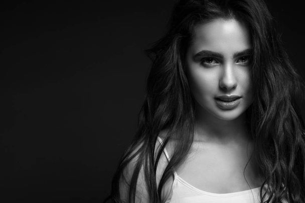 retrato en blanco y negro de una hermosa adolescente
 - Foto, imagen
