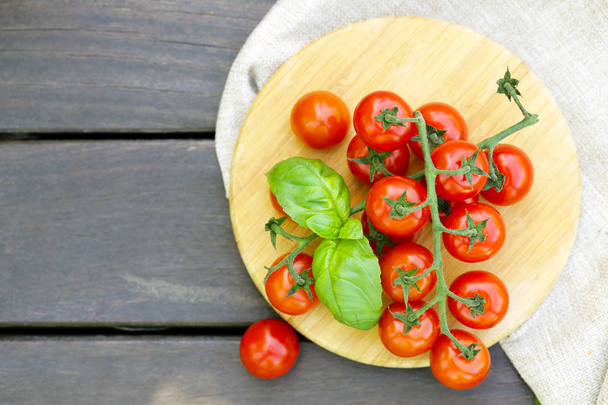 fresh tomatoes and basil on a wooden table - Foto, Imagen