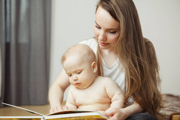 Mother reading to little infant colorful book with fairy tales. - Foto, Imagem