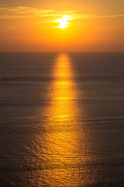 beau paysage avec coucher de soleil sur la mer
 - Photo, image