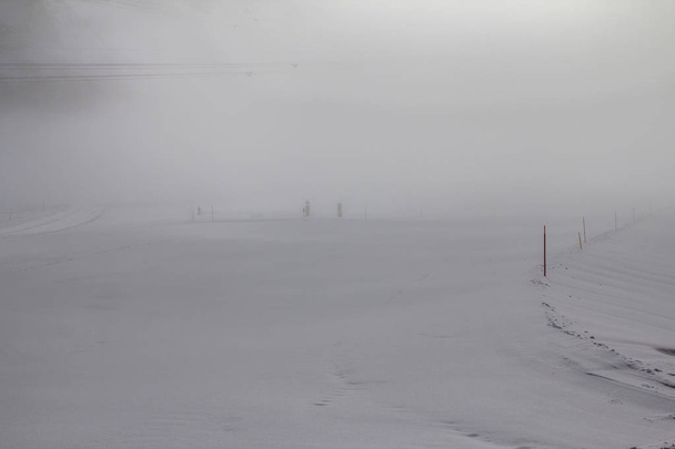 Mlhavo zasněžený kopec ve Švýcarsku - Fotografie, Obrázek
