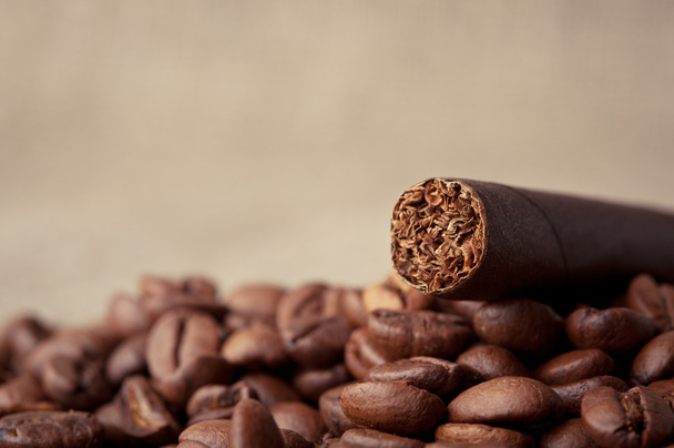 sigaar en koffie bonen - Foto, afbeelding