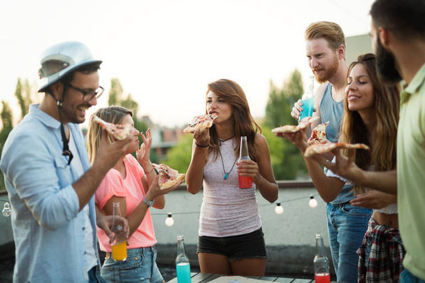 Gruppe glücklicher junger Freunde feiert Party auf dem Dach - Foto, Bild