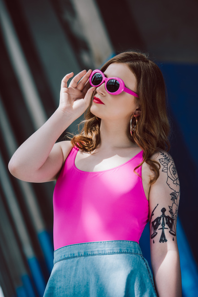 retrato de jovem mulher bonita em óculos de sol retro rosa
 - Foto, Imagem