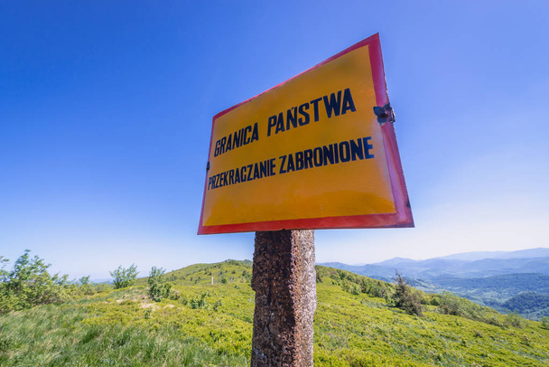 Schild an der polnisch-ukrainischen Grenze im Bieszczady-Gebirge Nationalpark, Polen mit einer Warnung - Staatsgrenze. Überqueren verboten - Foto, Bild
