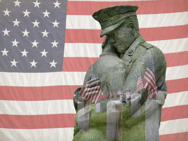 doble de exposición de la estatua veterana y banderas estadounidenses en el cementerio
 - Foto, Imagen