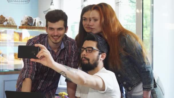 Όμορφος άνδρας μιλάμε selfies με τους φίλους του στο καφενείο - Πλάνα, βίντεο