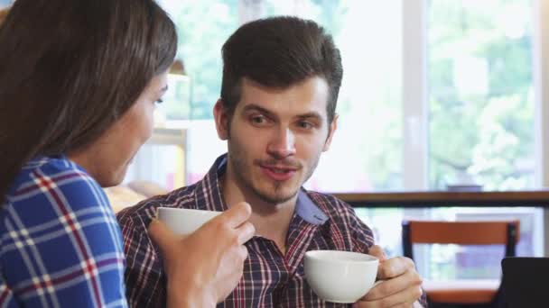 Yakışıklı bir adam kız arkadaşıyla kahve içer kadeh yukarıya kapatmak - Video, Çekim