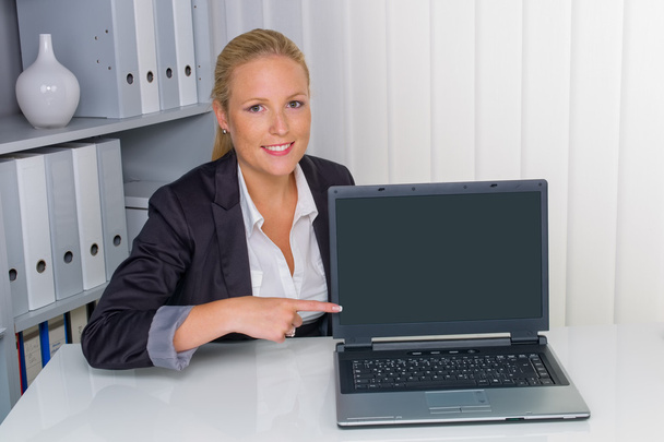 Жінка в офісі з ноутбуком
 - Фото, зображення