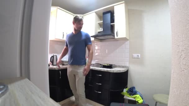 Genç adam buzdolabı açılır. HES buzdolabı boş olduğunu üzgün. 4k - Video, Çekim