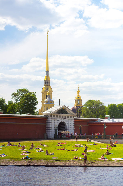 SAINT-PETERSBURG, RUSSIA - MAY 22, 2018: Sunbathing people near the Peter and Paul fortress. - Foto, immagini