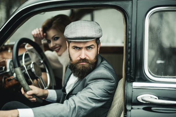 Bearded man and sexy woman in car. bearded man driver on date with sexy girl in retro car - Foto, imagen