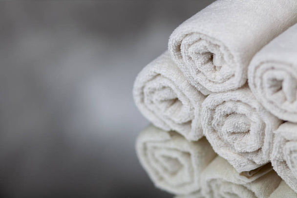 Stapel witte handdoeken - Foto, afbeelding