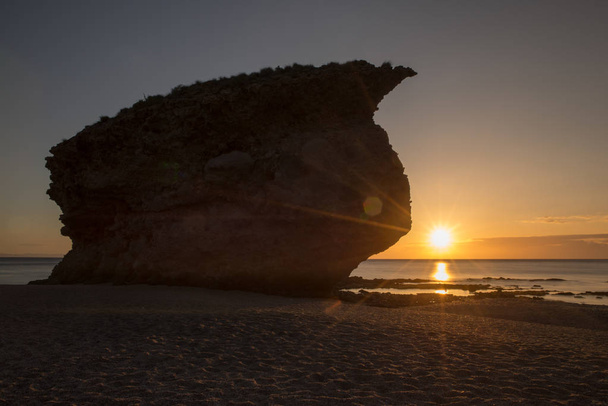 Ανατολή ηλίου στην παραλία των νεκρών του Carboneras, Αλμερία - Φωτογραφία, εικόνα