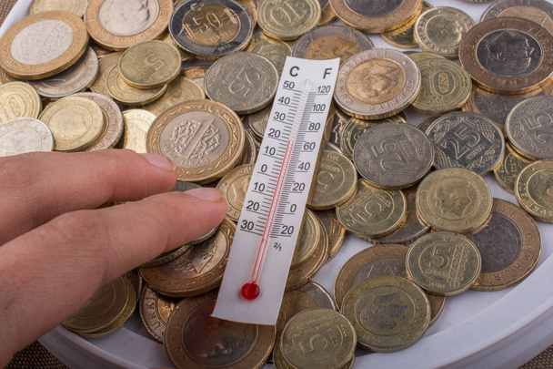 Hőmérő műszer és érmék török líra - Fotó, kép