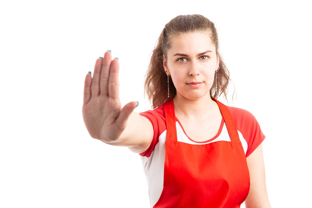 Mujer joven trabajador del supermercado haciendo señal de stop con la palma hacia arriba como mantenerse alejado gesto empleado aislado sobre fondo blanco
 - Foto, imagen