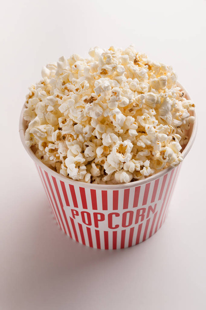Eimer Popcorn auf weißem Hintergrund - Foto, Bild