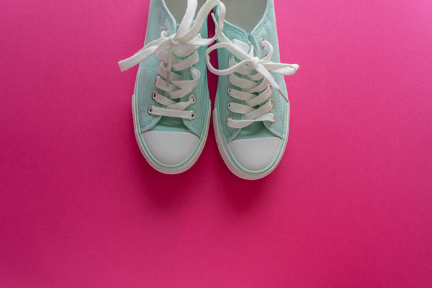 кроссовки на розовом фоне
 - Фото, изображение