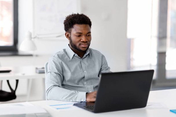 african american businessman with laptop at office - Foto, afbeelding