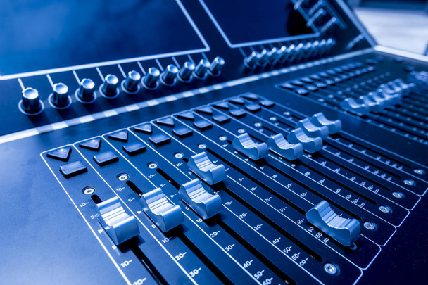 Profesionální studiové vybavení pro mixování zvuku . - Fotografie, Obrázek