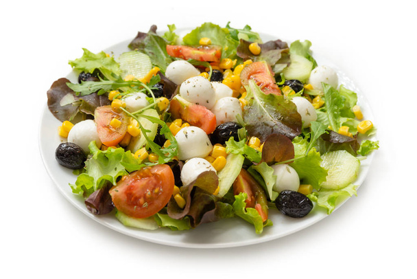 Свежий салат с моцареллой, кукурузой, помидорами и овощами
 - Фото, изображение