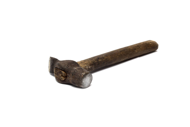 Vieux marteau avec une poignée en bois sur fond blanc
 - Photo, image